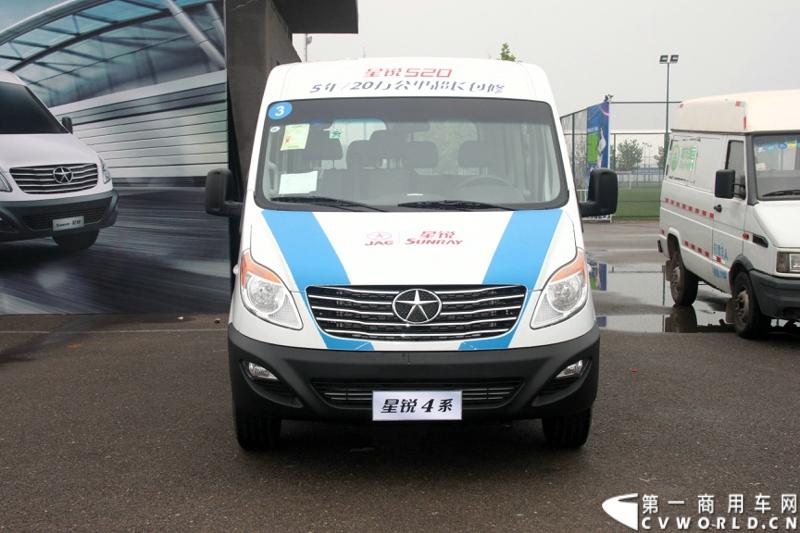 7月30日，江淮星锐4系试乘试驾活动在北京朝阳体育中心拉开帷幕。此次试驾活动主要分为场地试驾和公路试驾两部分，分别从车辆外观、动力性、操控性、制动性以及油耗水平和舒适性，对星锐4系车型进行评测。