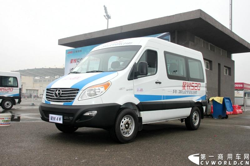 7月30日，江淮星锐4系试乘试驾活动在北京朝阳体育中心拉开帷幕。此次试驾活动主要分为场地试驾和公路试驾两部分，分别从车辆外观、动力性、操控性、制动性以及油耗水平和舒适性，对星锐4系车型进行评测。