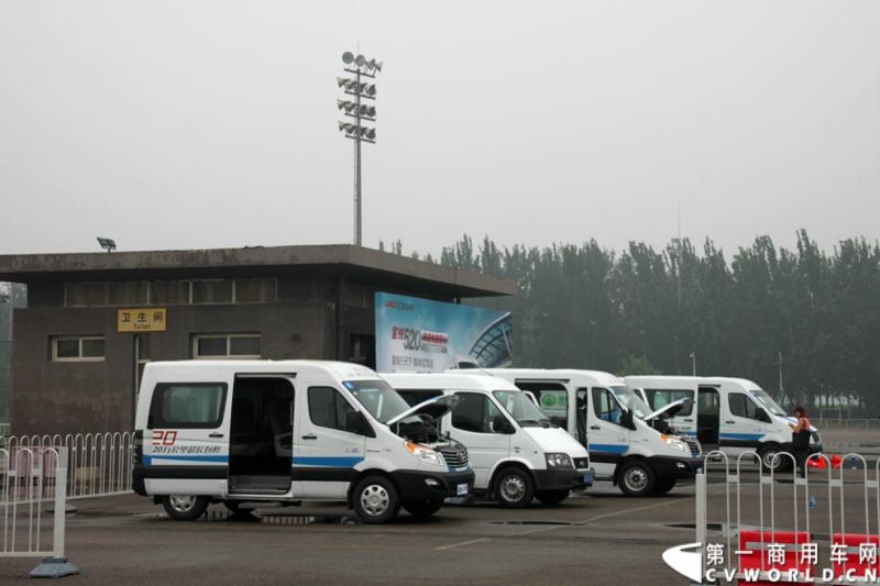 7月30日，江淮星锐4系试乘试驾活动在北京朝阳体育中心拉开帷幕。此次试驾活动主要分为场地试驾和公路试驾两部分，分别从车辆外观、动力性、操控性、制动性以及油耗水平和舒适性，对星锐4系车型进行评测。