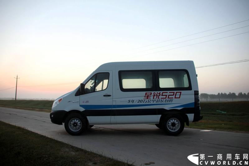 7月30日，江淮星锐4系试乘试驾活动在北京朝阳体育中心拉开帷幕。此次试驾活动主要分为场地试驾和公路试驾两部分，分别从车辆外观、动力性、操控性、制动性以及油耗水平和舒适性，对星锐4系车型进行评测。