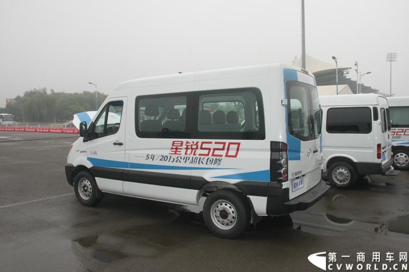 7月30日，江淮星锐4系试乘试驾活动在北京朝阳体育中心拉开帷幕。此次试驾活动主要分为场地试驾和公路试驾两部分，分别从车辆外观、动力性、操控性、制动性以及油耗水平和舒适性，对星锐4系车型进行评测。