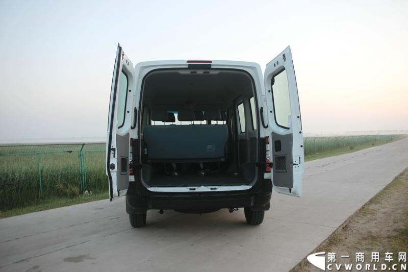 7月30日，江淮星锐4系试乘试驾活动在北京朝阳体育中心拉开帷幕。此次试驾活动主要分为场地试驾和公路试驾两部分，分别从车辆外观、动力性、操控性、制动性以及油耗水平和舒适性，对星锐4系车型进行评测。