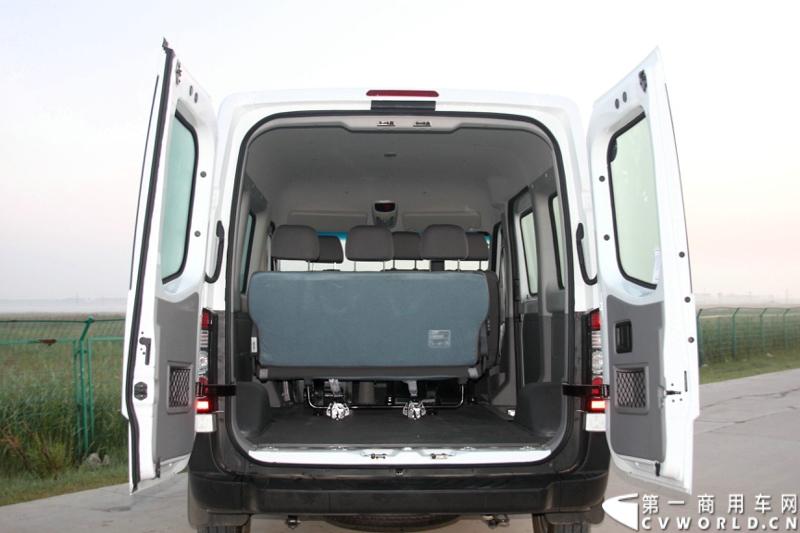 7月30日，江淮星锐4系试乘试驾活动在北京朝阳体育中心拉开帷幕。此次试驾活动主要分为场地试驾和公路试驾两部分，分别从车辆外观、动力性、操控性、制动性以及油耗水平和舒适性，对星锐4系车型进行评测。