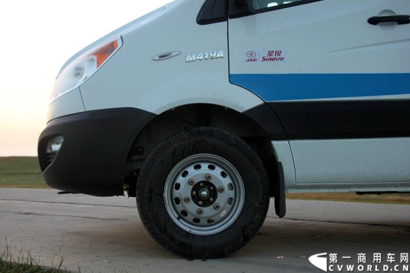 7月30日，江淮星锐4系试乘试驾活动在北京朝阳体育中心拉开帷幕。此次试驾活动主要分为场地试驾和公路试驾两部分，分别从车辆外观、动力性、操控性、制动性以及油耗水平和舒适性，对星锐4系车型进行评测。