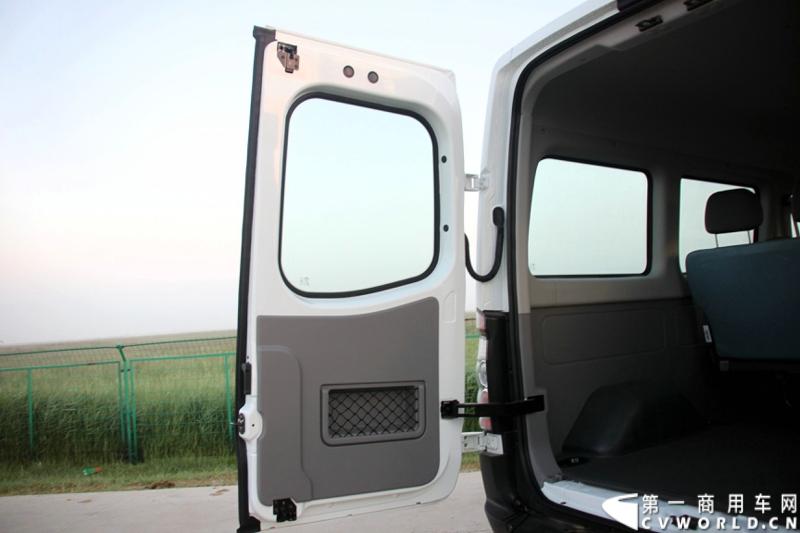 7月30日，江淮星锐4系试乘试驾活动在北京朝阳体育中心拉开帷幕。此次试驾活动主要分为场地试驾和公路试驾两部分，分别从车辆外观、动力性、操控性、制动性以及油耗水平和舒适性，对星锐4系车型进行评测。