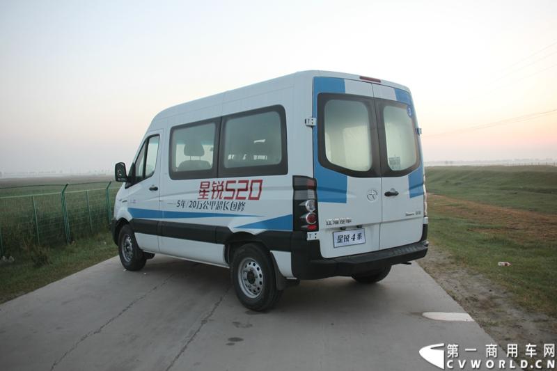 7月30日，江淮星锐4系试乘试驾活动在北京朝阳体育中心拉开帷幕。此次试驾活动主要分为场地试驾和公路试驾两部分，分别从车辆外观、动力性、操控性、制动性以及油耗水平和舒适性，对星锐4系车型进行评测。