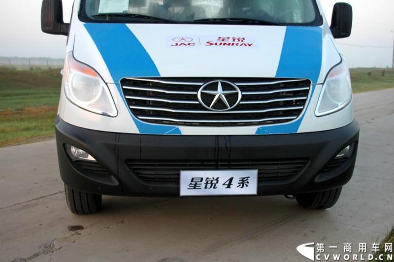 7月30日，江淮星锐4系试乘试驾活动在北京朝阳体育中心拉开帷幕。此次试驾活动主要分为场地试驾和公路试驾两部分，分别从车辆外观、动力性、操控性、制动性以及油耗水平和舒适性，对星锐4系车型进行评测。