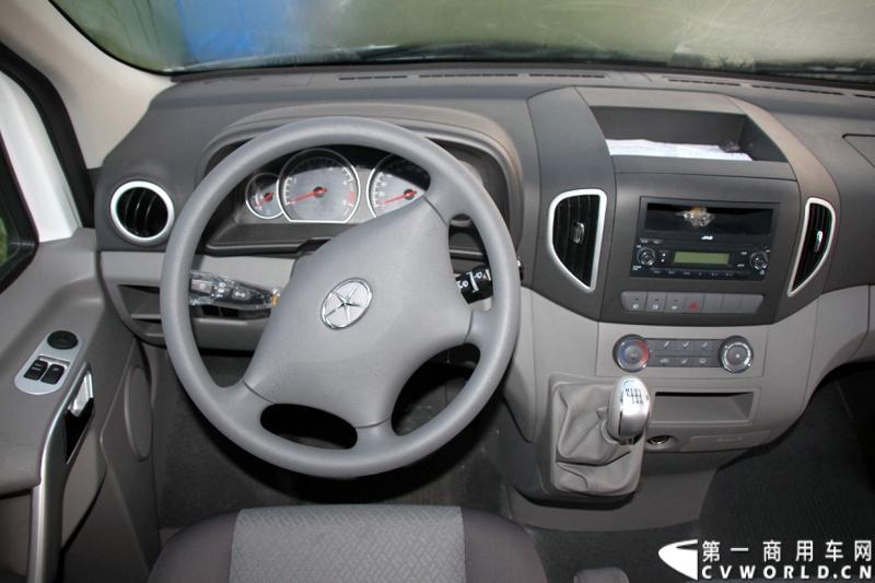 7月30日，江淮星锐4系试乘试驾活动在北京朝阳体育中心拉开帷幕。此次试驾活动主要分为场地试驾和公路试驾两部分，分别从车辆外观、动力性、操控性、制动性以及油耗水平和舒适性，对星锐4系车型进行评测。