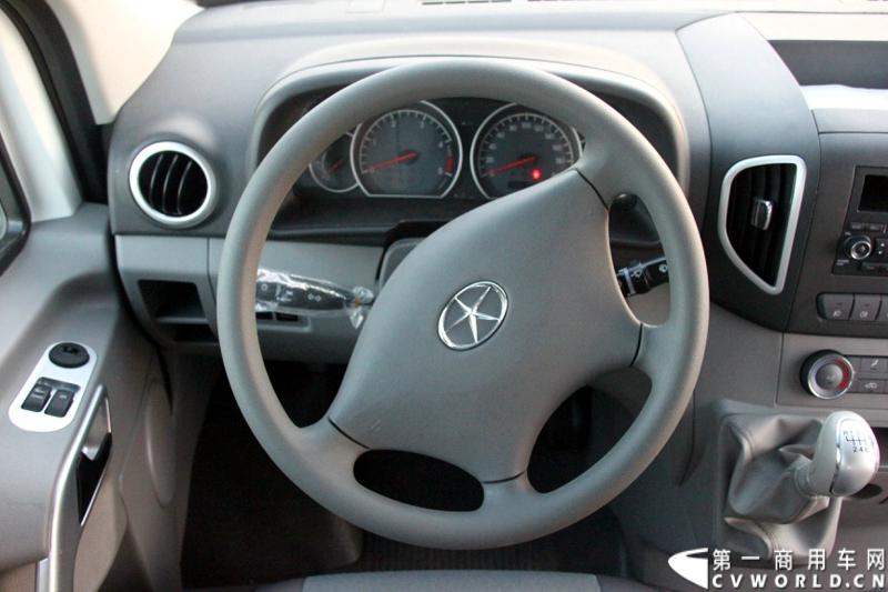 7月30日，江淮星锐4系试乘试驾活动在北京朝阳体育中心拉开帷幕。此次试驾活动主要分为场地试驾和公路试驾两部分，分别从车辆外观、动力性、操控性、制动性以及油耗水平和舒适性，对星锐4系车型进行评测。