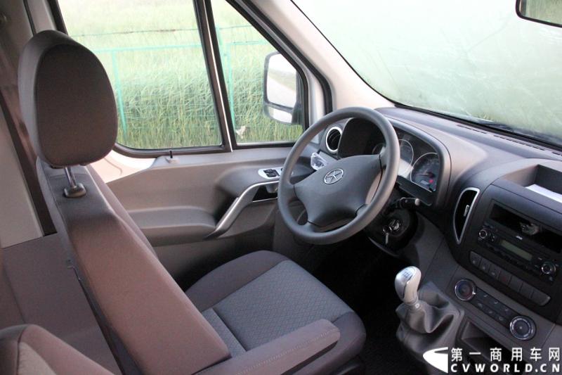 7月30日，江淮星锐4系试乘试驾活动在北京朝阳体育中心拉开帷幕。此次试驾活动主要分为场地试驾和公路试驾两部分，分别从车辆外观、动力性、操控性、制动性以及油耗水平和舒适性，对星锐4系车型进行评测。