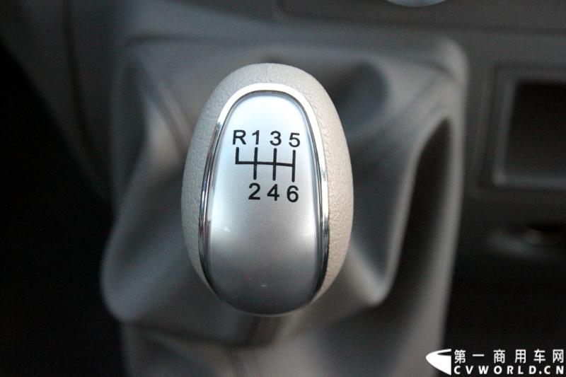 7月30日，江淮星锐4系试乘试驾活动在北京朝阳体育中心拉开帷幕。此次试驾活动主要分为场地试驾和公路试驾两部分，分别从车辆外观、动力性、操控性、制动性以及油耗水平和舒适性，对星锐4系车型进行评测。