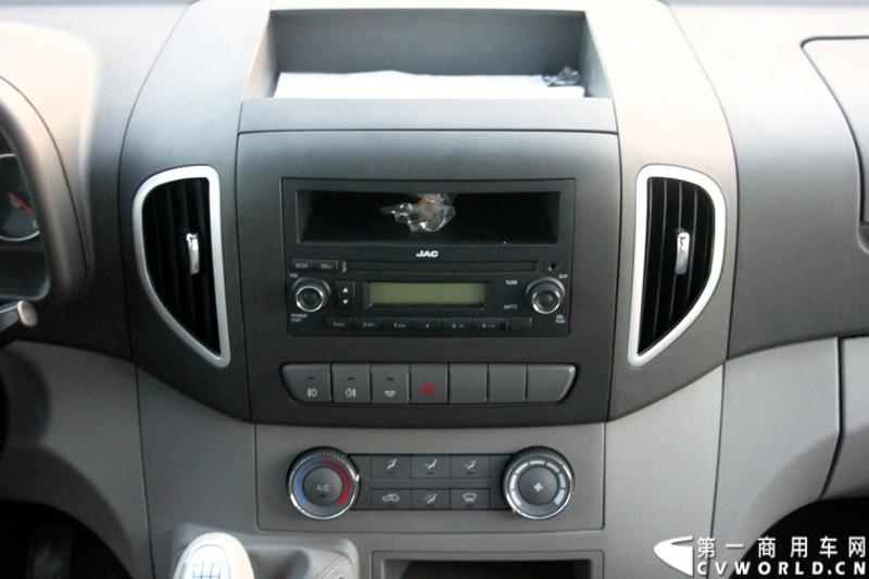 7月30日，江淮星锐4系试乘试驾活动在北京朝阳体育中心拉开帷幕。此次试驾活动主要分为场地试驾和公路试驾两部分，分别从车辆外观、动力性、操控性、制动性以及油耗水平和舒适性，对星锐4系车型进行评测。