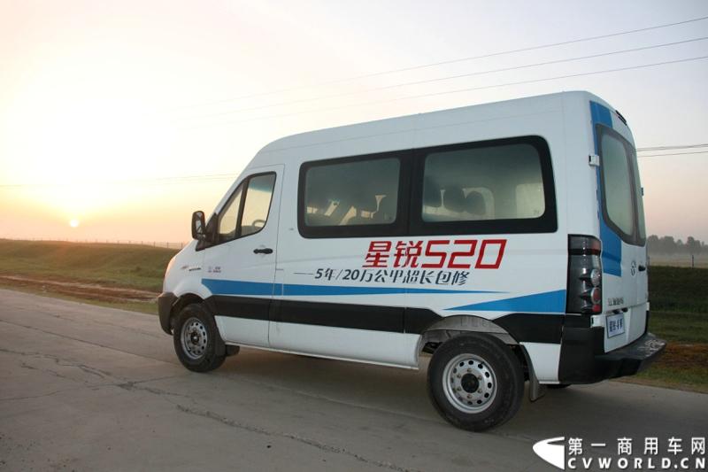 7月30日，江淮星锐4系试乘试驾活动在北京朝阳体育中心拉开帷幕。此次试驾活动主要分为场地试驾和公路试驾两部分，分别从车辆外观、动力性、操控性、制动性以及油耗水平和舒适性，对星锐4系车型进行评测。