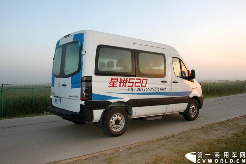 7月30日，江淮星锐4系试乘试驾活动在北京朝阳体育中心拉开帷幕。此次试驾活动主要分为场地试驾和公路试驾两部分，分别从车辆外观、动力性、操控性、制动性以及油耗水平和舒适性，对星锐4系车型进行评测。