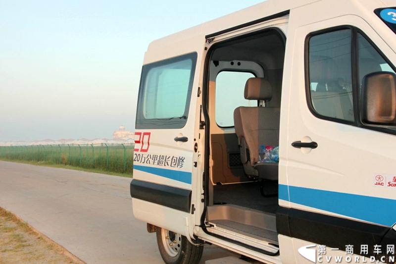 7月30日，江淮星锐4系试乘试驾活动在北京朝阳体育中心拉开帷幕。此次试驾活动主要分为场地试驾和公路试驾两部分，分别从车辆外观、动力性、操控性、制动性以及油耗水平和舒适性，对星锐4系车型进行评测。