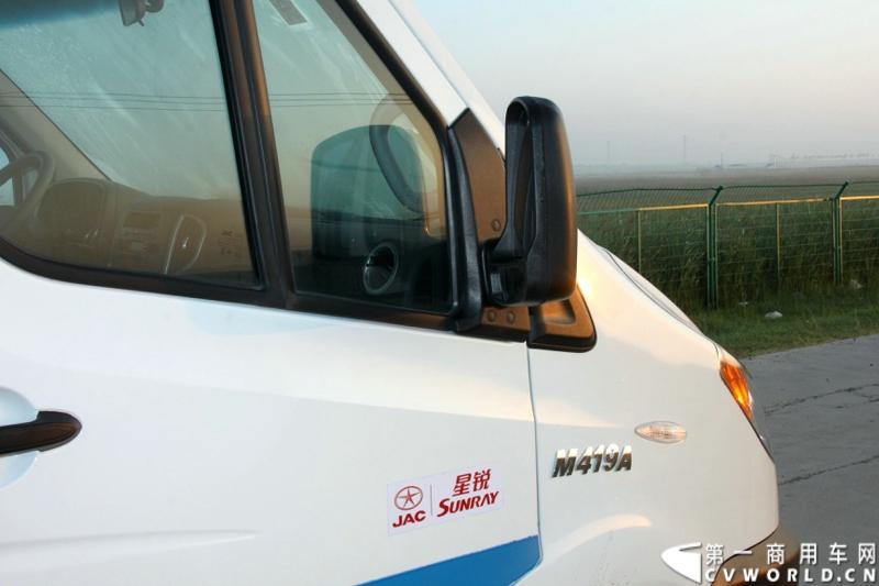 7月30日，江淮星锐4系试乘试驾活动在北京朝阳体育中心拉开帷幕。此次试驾活动主要分为场地试驾和公路试驾两部分，分别从车辆外观、动力性、操控性、制动性以及油耗水平和舒适性，对星锐4系车型进行评测。