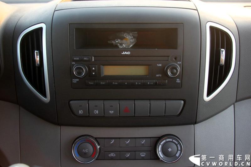 7月30日，江淮星锐4系试乘试驾活动在北京朝阳体育中心拉开帷幕。此次试驾活动主要分为场地试驾和公路试驾两部分，分别从车辆外观、动力性、操控性、制动性以及油耗水平和舒适性，对星锐4系车型进行评测。