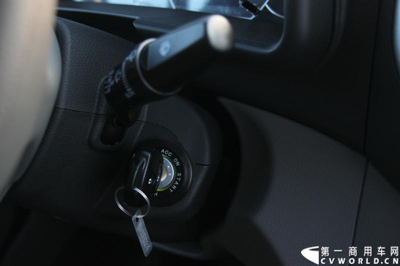 7月30日，江淮星锐4系试乘试驾活动在北京朝阳体育中心拉开帷幕。此次试驾活动主要分为场地试驾和公路试驾两部分，分别从车辆外观、动力性、操控性、制动性以及油耗水平和舒适性，对星锐4系车型进行评测。