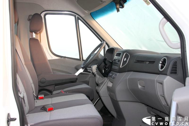 7月30日，江淮星锐4系试乘试驾活动在北京朝阳体育中心拉开帷幕。此次试驾活动主要分为场地试驾和公路试驾两部分，分别从车辆外观、动力性、操控性、制动性以及油耗水平和舒适性，对星锐4系车型进行评测。