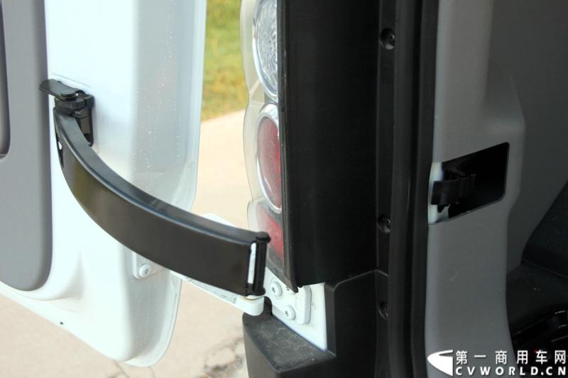 7月30日，江淮星锐4系试乘试驾活动在北京朝阳体育中心拉开帷幕。此次试驾活动主要分为场地试驾和公路试驾两部分，分别从车辆外观、动力性、操控性、制动性以及油耗水平和舒适性，对星锐4系车型进行评测。