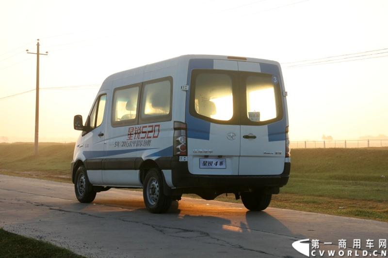 7月30日，江淮星锐4系试乘试驾活动在北京朝阳体育中心拉开帷幕。此次试驾活动主要分为场地试驾和公路试驾两部分，分别从车辆外观、动力性、操控性、制动性以及油耗水平和舒适性，对星锐4系车型进行评测。