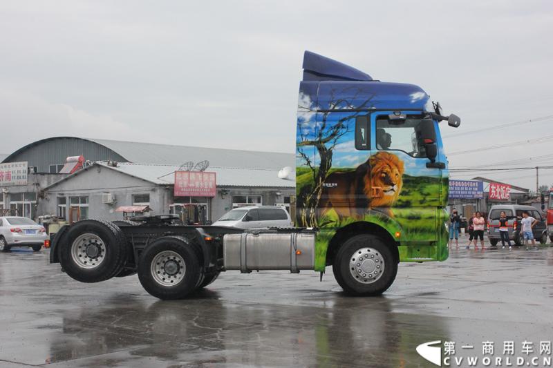 8月12日，继哈尔滨、沈阳站之后，中国重汽SITRAK汕德卡，跟随“SITRAK——2014体验式互动路演”由北向南行进的步伐来到首都北京，将欧洲品质重卡零距离地带到用户身边。活动现场设置了行业政策解读、重卡特技表演、试乘试驾、新媒体互动等环节，在重卡行业开创了极具中国重汽特色的物流园区深度体验模式。图为现场特技表演 