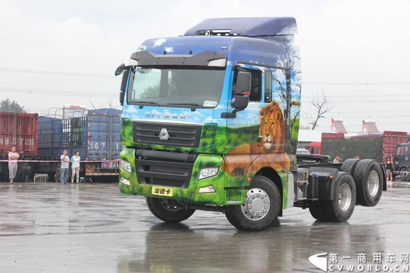 8月12日，继哈尔滨、沈阳站之后，中国重汽SITRAK汕德卡，跟随“SITRAK——2014体验式互动路演”由北向南行进的步伐来到首都北京，将欧洲品质重卡零距离地带到用户身边。活动现场设置了行业政策解读、重卡特技表演、试乘试驾、新媒体互动等环节，在重卡行业开创了极具中国重汽特色的物流园区深度体验模式。图为现场特技表演 