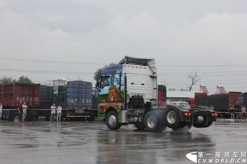 8月12日，继哈尔滨、沈阳站之后，中国重汽SITRAK汕德卡，跟随“SITRAK——2014体验式互动路演”由北向南行进的步伐来到首都北京，将欧洲品质重卡零距离地带到用户身边。活动现场设置了行业政策解读、重卡特技表演、试乘试驾、新媒体互动等环节，在重卡行业开创了极具中国重汽特色的物流园区深度体验模式。图为现场特技表演 