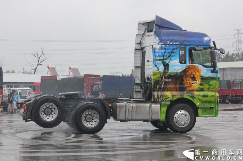 8月12日，继哈尔滨、沈阳站之后，中国重汽SITRAK汕德卡，跟随“SITRAK——2014体验式互动路演”由北向南行进的步伐来到首都北京，将欧洲品质重卡零距离地带到用户身边。活动现场设置了行业政策解读、重卡特技表演、试乘试驾、新媒体互动等环节，在重卡行业开创了极具中国重汽特色的物流园区深度体验模式。图为现场特技表演 