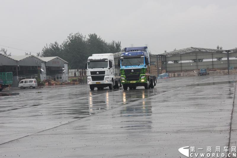 8月12日，继哈尔滨、沈阳站之后，中国重汽SITRAK汕德卡，跟随“SITRAK——2014体验式互动路演”由北向南行进的步伐来到首都北京，将欧洲品质重卡零距离地带到用户身边。活动现场设置了行业政策解读、重卡特技表演、试乘试驾、新媒体互动等环节，在重卡行业开创了极具中国重汽特色的物流园区深度体验模式。图为现场特技表演 