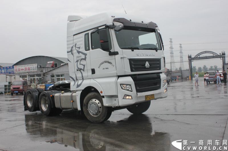 8月12日，继哈尔滨、沈阳站之后，中国重汽SITRAK汕德卡，跟随“SITRAK——2014体验式互动路演”由北向南行进的步伐来到首都北京，将欧洲品质重卡零距离地带到用户身边。活动现场设置了行业政策解读、重卡特技表演、试乘试驾、新媒体互动等环节，在重卡行业开创了极具中国重汽特色的物流园区深度体验模式。图为现场特技表演 