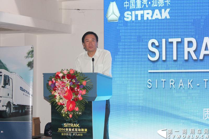 8月12日，继哈尔滨、沈阳站之后，中国重汽SITRAK汕德卡，跟随“SITRAK——2014体验式互动路演”由北向南行进的步伐来到首都北京，将欧洲品质重卡零距离地带到用户身边。活动现场设置了行业政策解读、重卡特技表演、试乘试驾、新媒体互动等环节，在重卡行业开创了极具中国重汽特色的物流园区深度体验模式。图为北京物流协会副会长、秘书长林友来先生详细分析了北京物流行业发展现状
