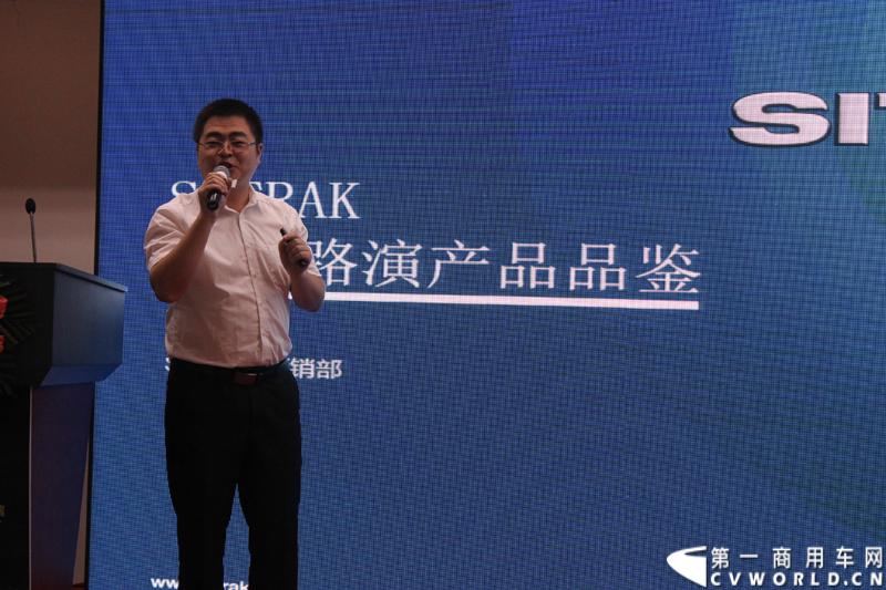 8月12日，继哈尔滨、沈阳站之后，中国重汽SITRAK汕德卡，跟随“SITRAK——2014体验式互动路演”由北向南行进的步伐来到首都北京，将欧洲品质重卡零距离地带到用户身边。活动现场设置了行业政策解读、重卡特技表演、试乘试驾、新媒体互动等环节，在重卡行业开创了极具中国重汽特色的物流园区深度体验模式。图为中国重汽济南商用车销售部SITRAK营销部经理任军正在详细介绍SITRAK汕德卡的产品特性