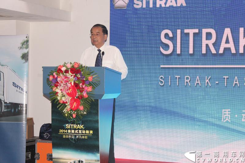 8月12日，继哈尔滨、沈阳站之后，中国重汽SITRAK汕德卡，跟随“SITRAK——2014体验式互动路演”由北向南行进的步伐来到首都北京，将欧洲品质重卡零距离地带到用户身边。活动现场设置了行业政策解读、重卡特技表演、试乘试驾、新媒体互动等环节，在重卡行业开创了极具中国重汽特色的物流园区深度体验模式。图为中国重汽济南商用车公司董事长严文俊致辞