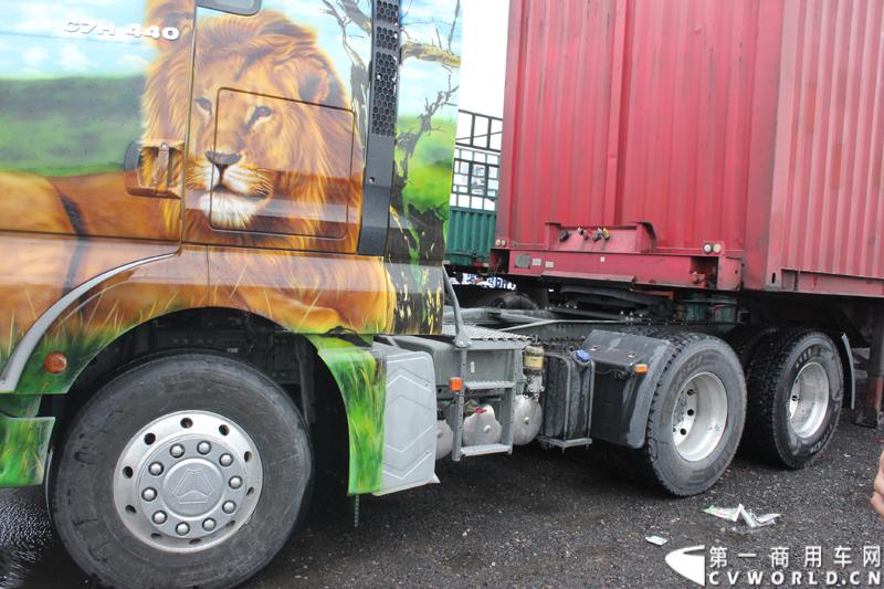 8月12日，继哈尔滨、沈阳站之后，中国重汽SITRAK汕德卡，跟随“SITRAK——2014体验式互动路演”由北向南行进的步伐来到首都北京，将欧洲品质重卡零距离地带到用户身边。活动现场设置了行业政策解读、重卡特技表演、试乘试驾、新媒体互动等环节，在重卡行业开创了极具中国重汽特色的物流园区深度体验模式。图为挂车装卸表演 