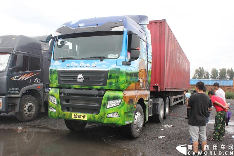 8月12日，继哈尔滨、沈阳站之后，中国重汽SITRAK汕德卡，跟随“SITRAK——2014体验式互动路演”由北向南行进的步伐来到首都北京，将欧洲品质重卡零距离地带到用户身边。活动现场设置了行业政策解读、重卡特技表演、试乘试驾、新媒体互动等环节，在重卡行业开创了极具中国重汽特色的物流园区深度体验模式。图为挂车装卸表演 