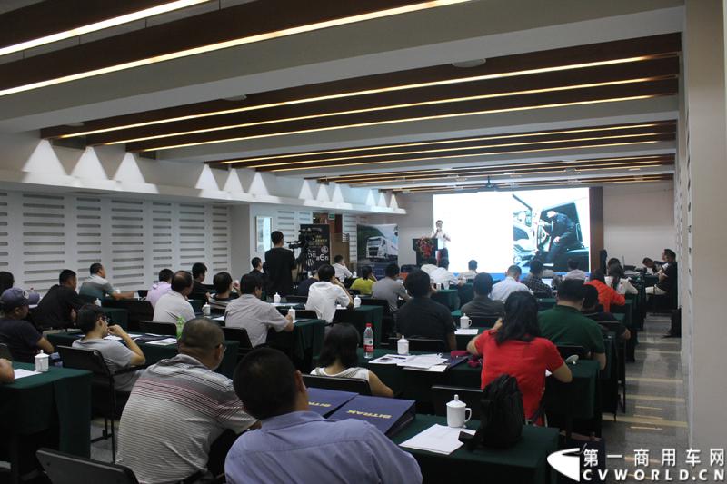 8月12日，继哈尔滨、沈阳站之后，中国重汽SITRAK汕德卡，跟随“SITRAK——2014体验式互动路演”由北向南行进的步伐来到首都北京，将欧洲品质重卡零距离地带到用户身边。活动现场设置了行业政策解读、重卡特技表演、试乘试驾、新媒体互动等环节，在重卡行业开创了极具中国重汽特色的物流园区深度体验模式。图为活动现场 