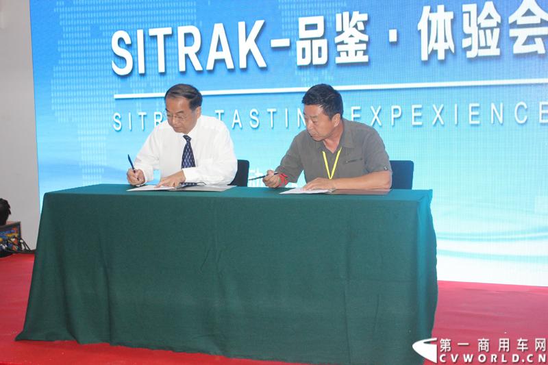 8月12日，继哈尔滨、沈阳站之后，中国重汽SITRAK汕德卡，跟随“SITRAK——2014体验式互动路演”由北向南行进的步伐来到首都北京，将欧洲品质重卡零距离地带到用户身边。活动现场设置了行业政策解读、重卡特技表演、试乘试驾、新媒体互动等环节，在重卡行业开创了极具中国重汽特色的物流园区深度体验模式。图为现场签约卖车