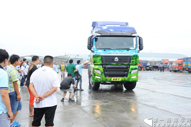 8月12日，继哈尔滨、沈阳站之后，中国重汽SITRAK汕德卡，跟随“SITRAK——2014体验式互动路演”由北向南行进的步伐来到首都北京，将欧洲品质重卡零距离地带到用户身边。活动现场设置了行业政策解读、重卡特技表演、试乘试驾、新媒体互动等环节，在重卡行业开创了极具中国重汽特色的物流园区深度体验模式。图为试乘试驾