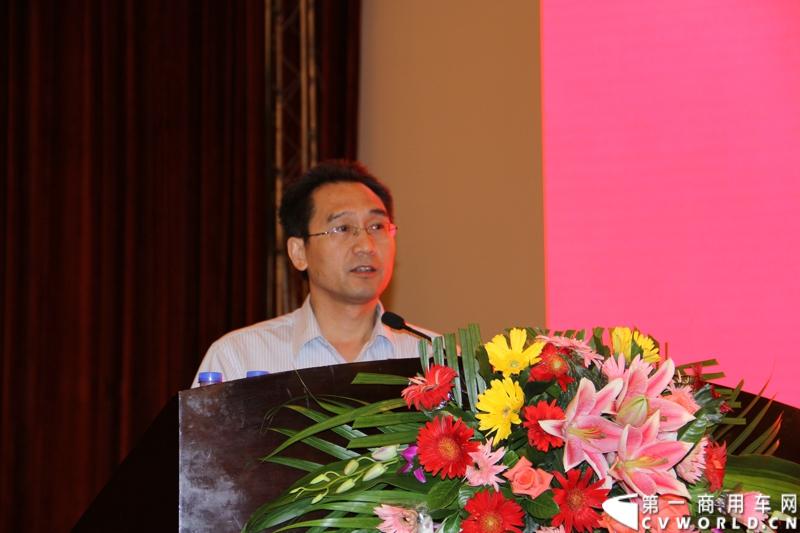 8月18日，以“聚科技之力 展汉马雄风 创新驱动 促企业转型升级”为主题的华菱星马汽车集团2014年年中商务大会在闽南金三角的核心城市——厦门召开。图为华菱星马汽车集团营销总监夏宏做工作报告