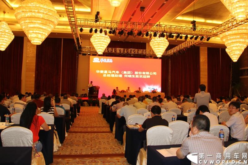 8月18日，以“聚科技之力 展汉马雄风 创新驱动 促企业转型升级”为主题的华菱星马汽车集团2014年年中商务大会在闽南金三角的核心城市——厦门召开。图为华菱星马年中商务大会