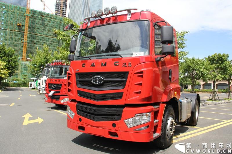 8月18日，以“聚科技之力 展汉马雄风 创新驱动 促企业转型升级”为主题的华菱星马汽车集团2014年年中商务大会在闽南金三角的核心城市——厦门召开。图为华菱汉马4×2平顶牵引车