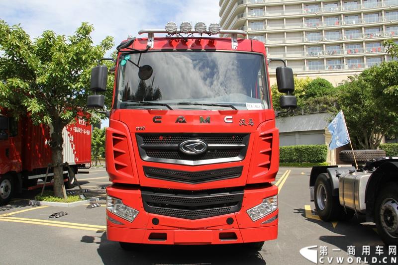 8月18日，以“聚科技之力 展汉马雄风 创新驱动 促企业转型升级”为主题的华菱星马汽车集团2014年年中商务大会在闽南金三角的核心城市——厦门召开。图为华菱汉马4×2平顶牵引车