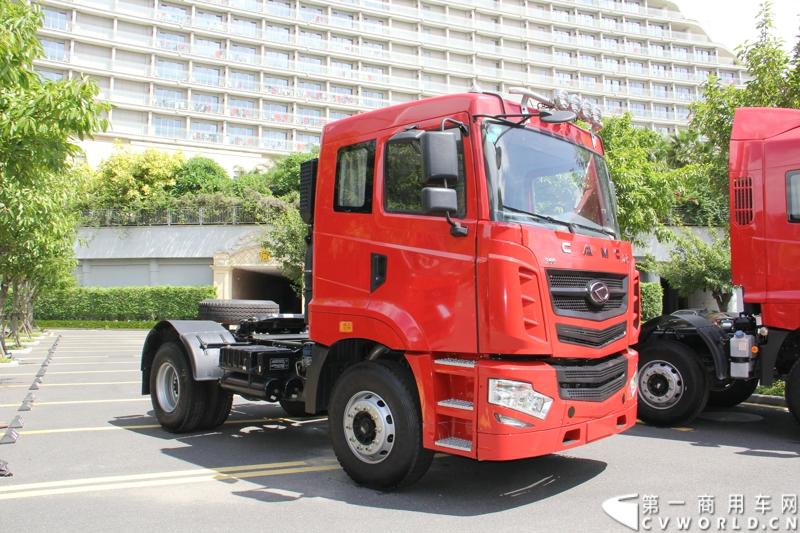 8月18日，以“聚科技之力 展汉马雄风 创新驱动 促企业转型升级”为主题的华菱星马汽车集团2014年年中商务大会在闽南金三角的核心城市——厦门召开。图为华菱汉马4×2平顶牵引车