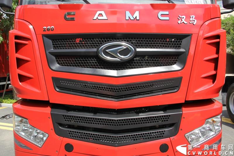 8月18日，以“聚科技之力 展汉马雄风 创新驱动 促企业转型升级”为主题的华菱星马汽车集团2014年年中商务大会在闽南金三角的核心城市——厦门召开。图为华菱汉马4×2平顶牵引车