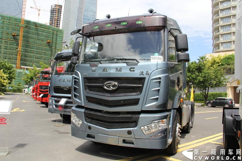 8月18日，以“聚科技之力 展汉马雄风 创新驱动 促企业转型升级”为主题的华菱星马汽车集团2014年年中商务大会在闽南金三角的核心城市——厦门召开。图为华菱汉马6×4牵引车