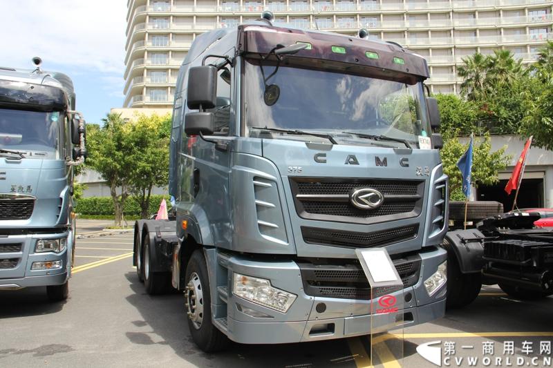 8月18日，以“聚科技之力 展汉马雄风 创新驱动 促企业转型升级”为主题的华菱星马汽车集团2014年年中商务大会在闽南金三角的核心城市——厦门召开。图为华菱汉马6×4牵引车