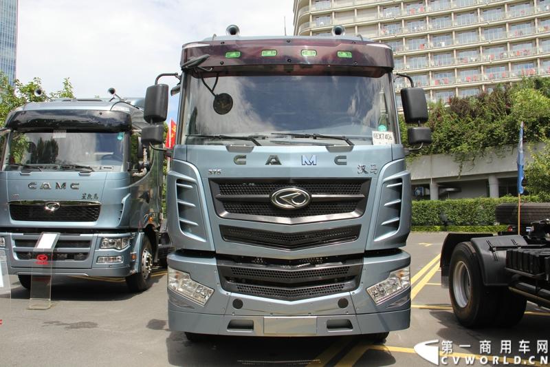 8月18日，以“聚科技之力 展汉马雄风 创新驱动 促企业转型升级”为主题的华菱星马汽车集团2014年年中商务大会在闽南金三角的核心城市——厦门召开。图为华菱汉马6×4牵引车