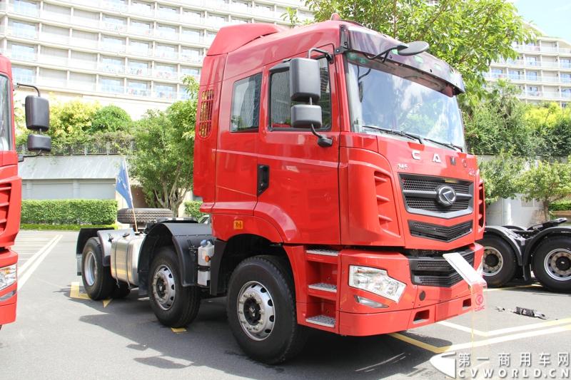 8月18日，以“聚科技之力 展汉马雄风 创新驱动 促企业转型升级”为主题的华菱星马汽车集团2014年年中商务大会在闽南金三角的核心城市——厦门召开。图为华菱汉马345马力双排高顶国四牵引车 