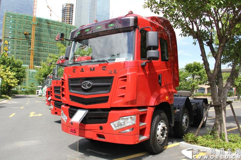 8月18日，以“聚科技之力 展汉马雄风 创新驱动 促企业转型升级”为主题的华菱星马汽车集团2014年年中商务大会在闽南金三角的核心城市——厦门召开。图为华菱汉马345马力双排高顶国四牵引车 